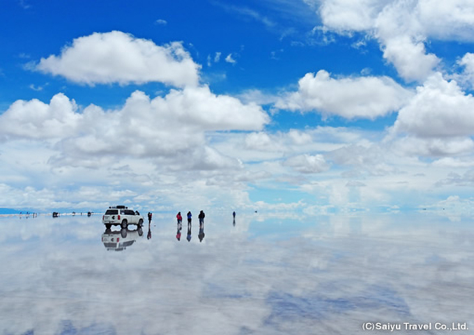 鏡のように水を張った雨季のウユニ塩湖