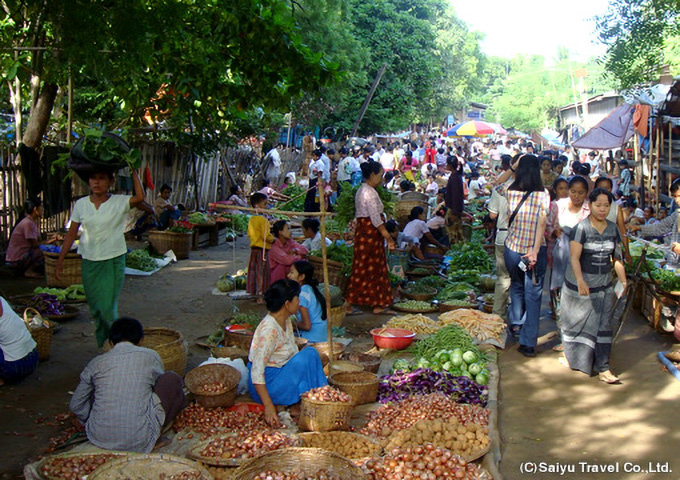 ニャンウーの市場にて