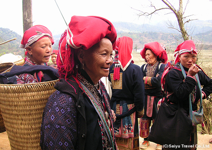 赤い頭巾が特徴の赤ザオ族