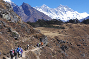 エベレスト展望ロッジに２連泊シェルパの里山歩きと4,000mピーク登頂